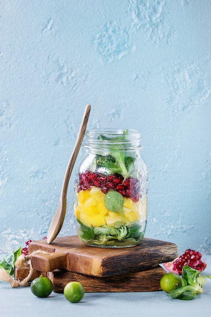 Salada de frutas em pote de vidro
