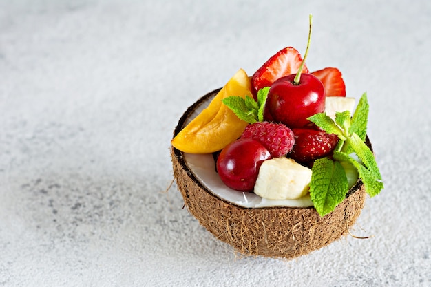 Salada de frutas em uma tigela de meio coco