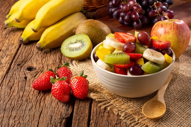 Salada de frutas em uma tigela sobre a mesa