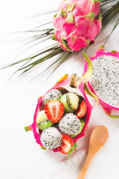 Salada de frutas exóticas com pitaya, morango e kiwi