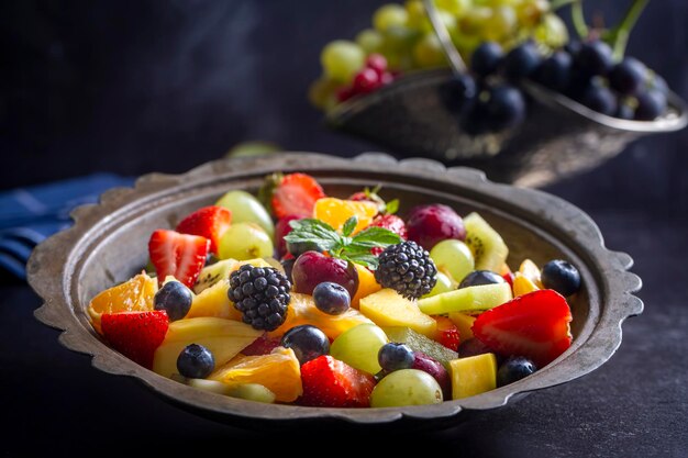 Salada de frutas feita de frutas de verão