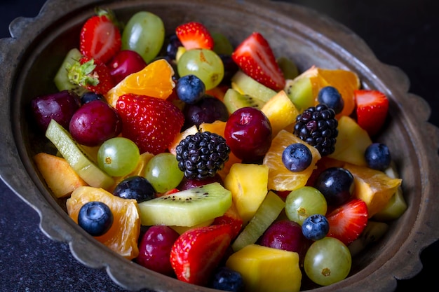 Salada de frutas feita de frutas de verão