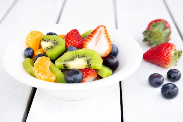 Salada de frutas frescas em um prato branco