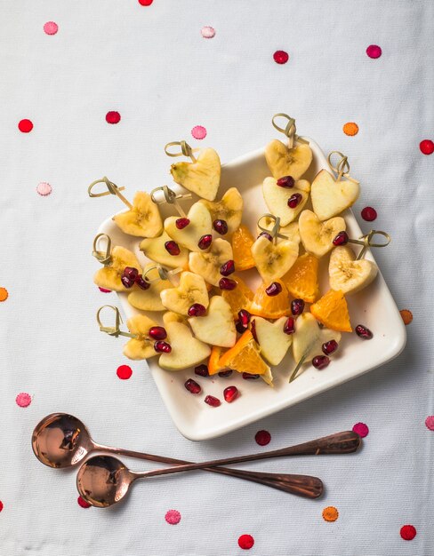 Salada de frutas frescas na tigela de coração