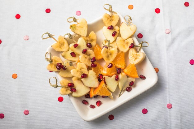 Salada de frutas frescas na tigela de coração