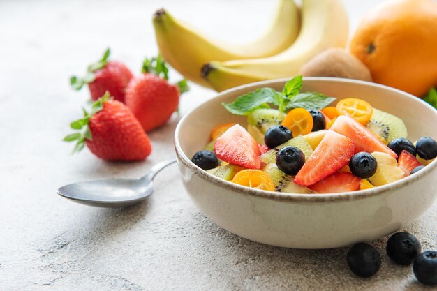 Salada de frutas frescas saudável em uma tigela