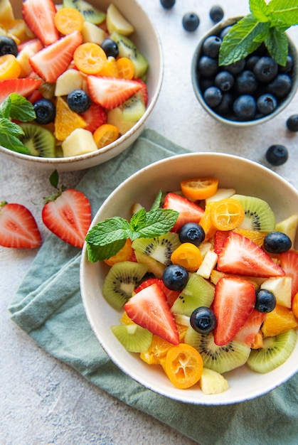 Salada de frutas frescas saudável em uma tigela