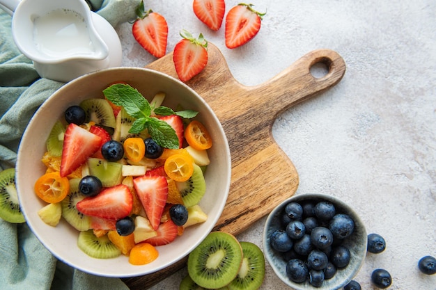 Salada de frutas frescas saudável em uma tigela