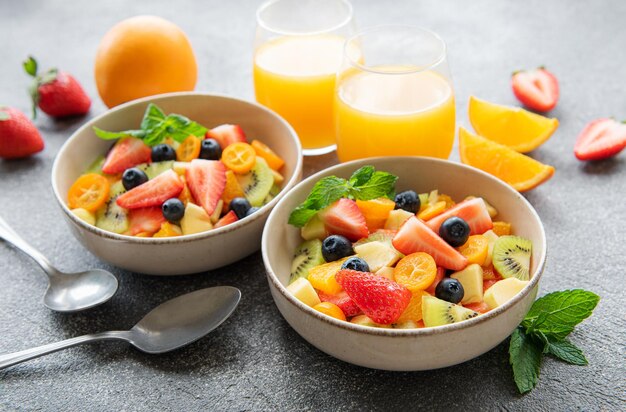 Salada de frutas frescas saudável em uma tigela