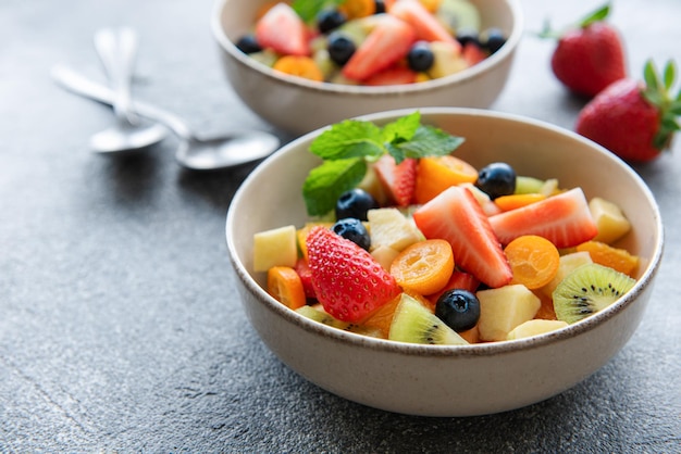 Salada de frutas frescas saudável em uma tigela