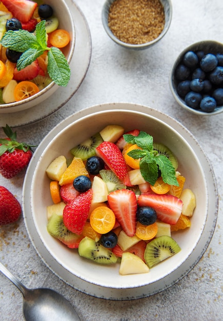 Salada de frutas frescas saudável em uma tigela