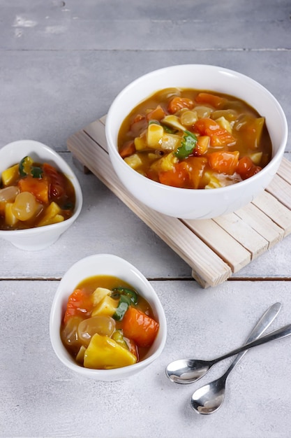 Salada de frutas indonésia Rujak kweni ou kuweni é feita de uma mistura de vários tipos de frutas