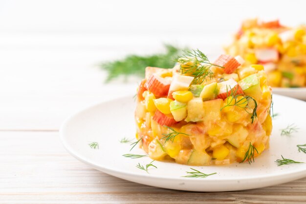 salada de frutas mistas com palito de caranguejo (maçã, milho, mamão, abacaxi)