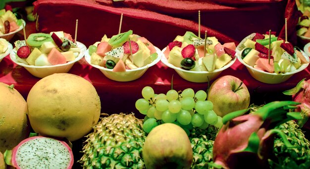 Salada de frutas mistas no prato
