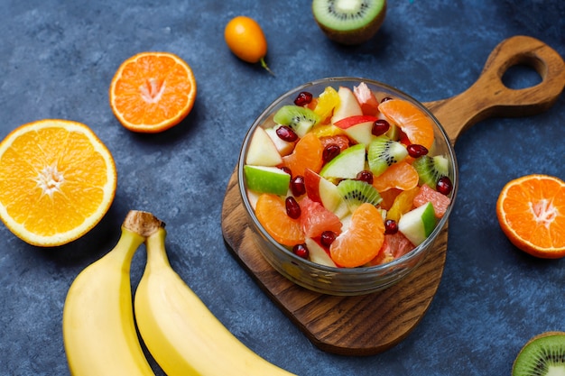 Salada de frutas na tigela com frutas frescas.