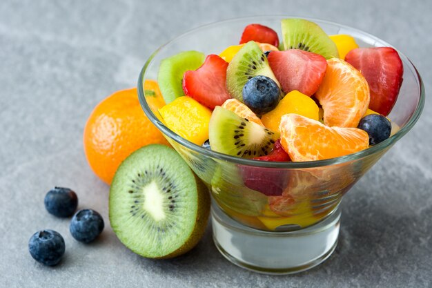 Salada de frutas na tigela de cristal cinza