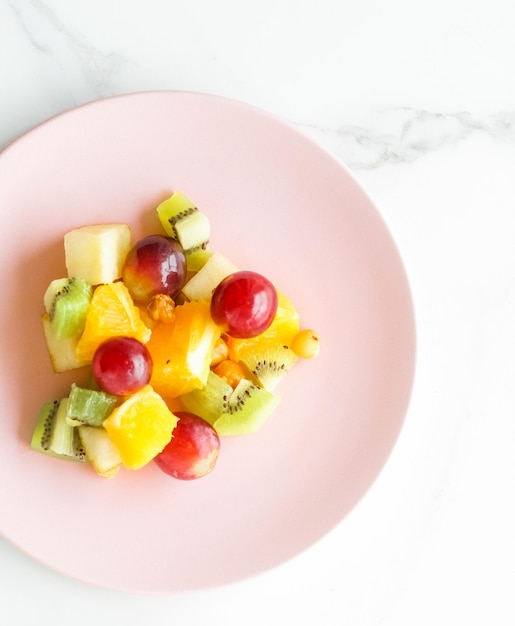 Salada de frutas suculentas no café da manhã na dieta plana de mármore e conceito de estilo de vida saudável