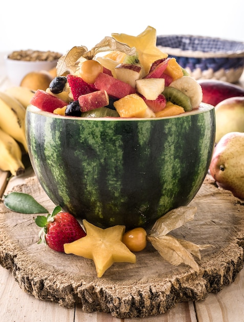 Salada de frutas tropicais servida dentro da mini melancia