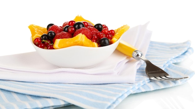 Salada de frutas útil de frutas frescas e bagas em tigela isolada em branco