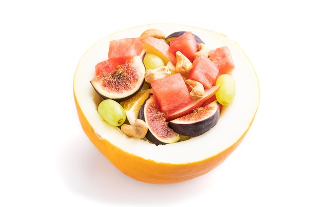 Salada de frutas vegetariana de uvas melancia figos pera laranja caju isolado no fundo branco Vista lateral
