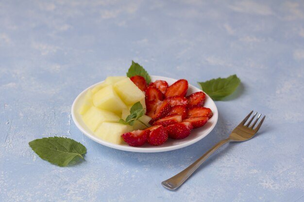 Salada de frutas vegetariana orgânica fresca num prato.