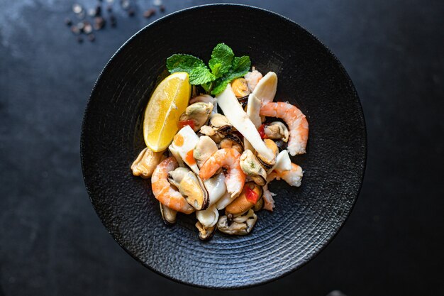 Salada de frutos do mar com camarão, mexilhão e lula