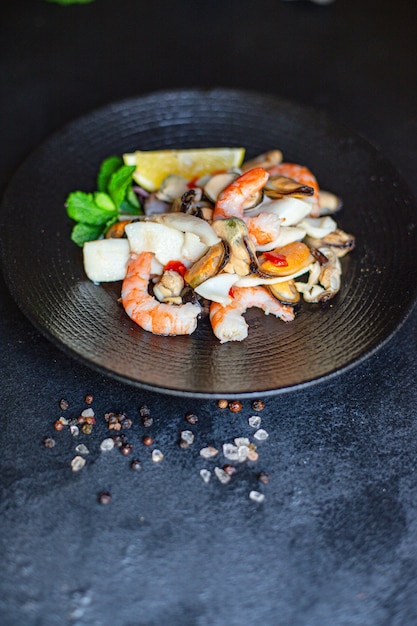 Salada de frutos do mar com camarão, mexilhões, lulas e outros lanches saudáveis