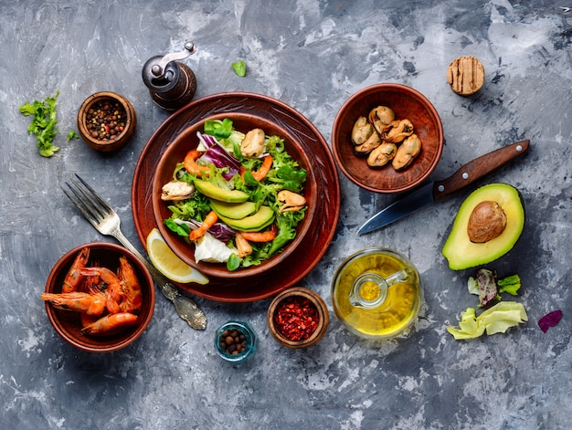 Salada de frutos do mar com camarão