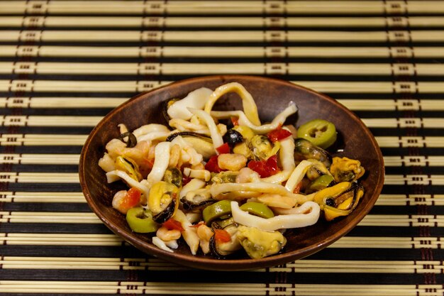 Salada de frutos do mar com lulas de camarão e mexilhões na esteira de bambu