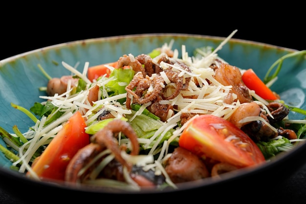 Salada de frutos do mar com queijo verde e tomate