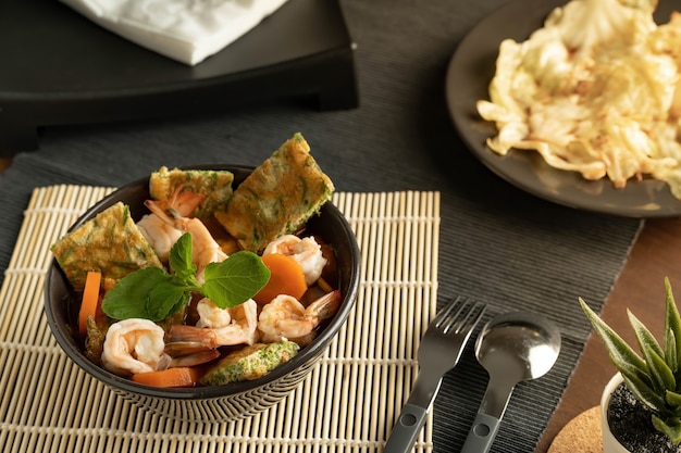 salada de frutos do mar e repolho frito com molho de peixe