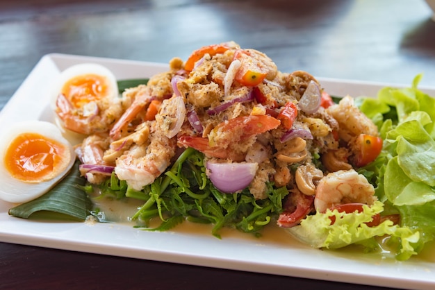 Salada de frutos do mar estilo tailandês no restaurante tailandês