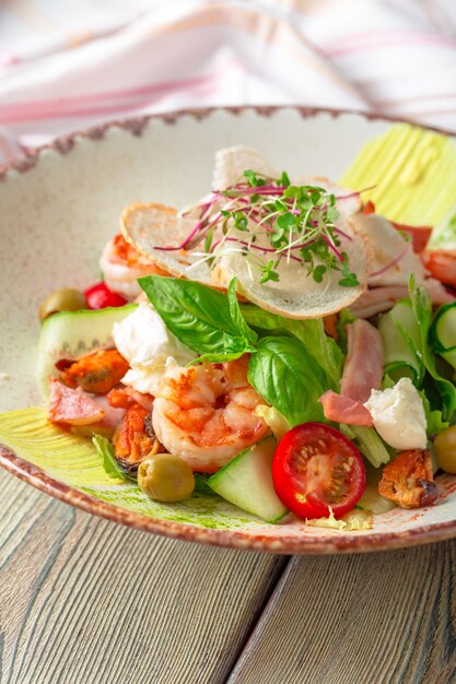 Salada de frutos do mar frescos servida com camarão e verduras