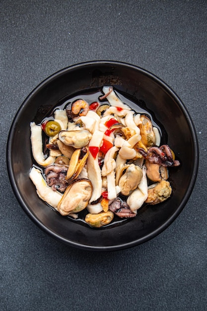 Salada de frutos do mar mexilhões lula polvo camarão refeição lanche na mesa cópia espaço comida