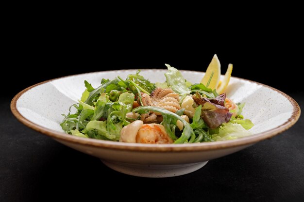 Salada de frutos do mar polvo camarão vieiras lulas e verduras mistas