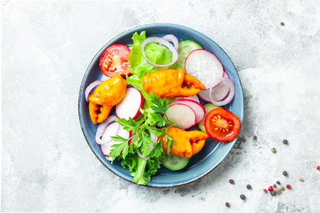 Salada de frutos do mar vegetais e garras de caranguejo, surimi crab em palitos