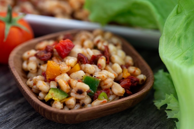 Salada de grão de trigo como comida vegetariana