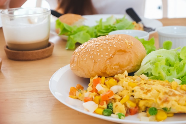 Salada de hambúrguer omelete servido