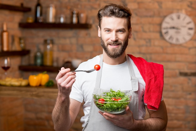 Foto salada de homem comendo