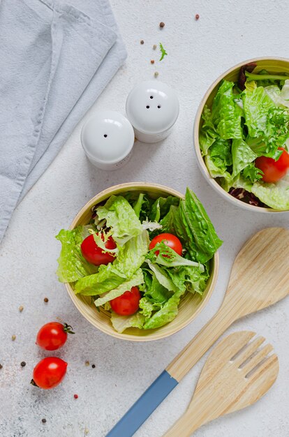 Salada de iceberg com tomate. Estilo de vida saudável. Produtos agrícolas orgânicos da horta