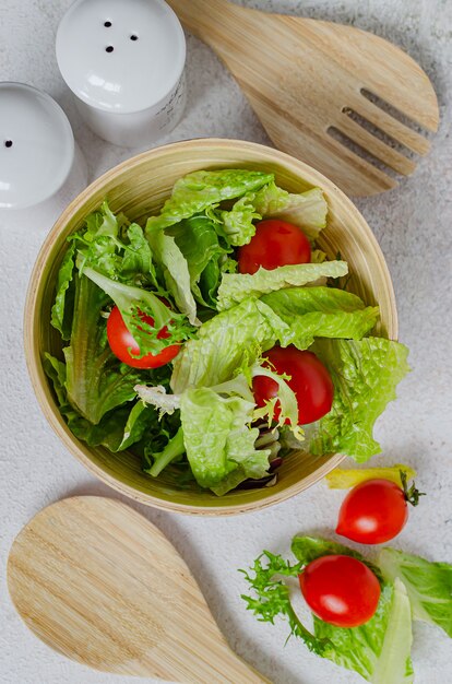 Salada de iceberg com tomate. Estilo de vida saudável. Produtos agrícolas orgânicos da horta