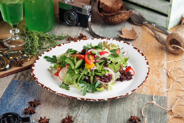 Salada de jardim rústica saudável de legumes frescos