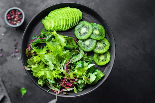 Salada de kiwi com mistura de folhas de alface e abacate prontas para cozinhar e comer