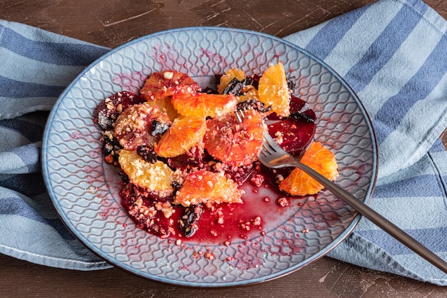 Salada de laranja vermelha, beterraba, laranja, amêndoas moídas, ameixas secas, molho de mel.