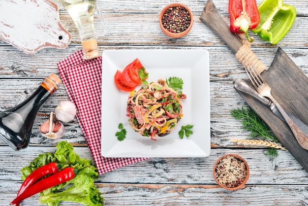 Salada de legumes assados Legumes grelhados No fundo de madeira velho Espaço livre para texto Vista superior