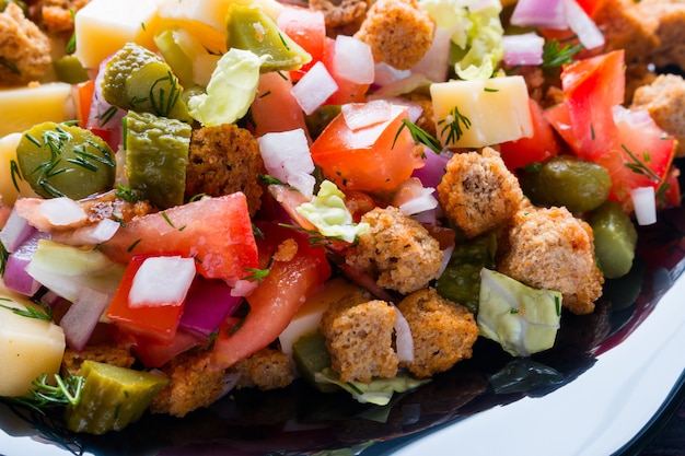 Salada de legumes, bolachas e queijo closeup