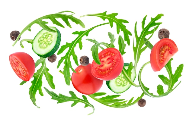 Salada de legumes caindo Tomate cereja rúcula e pepino isolado no fundo branco