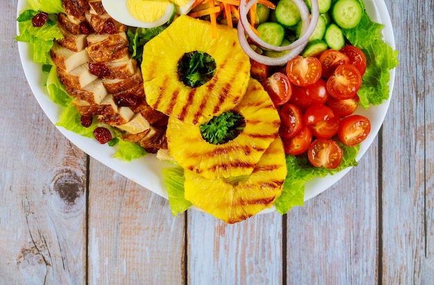 Salada de legumes com abacaxi grelhado e peito de frango