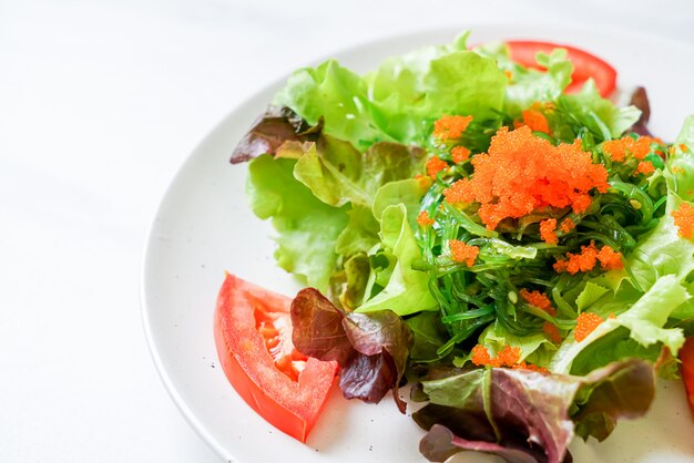 salada de legumes com algas japonesas e ovos de camarão