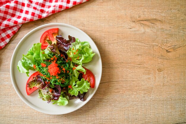 Salada de legumes com algas japonesas e ovos de camarão